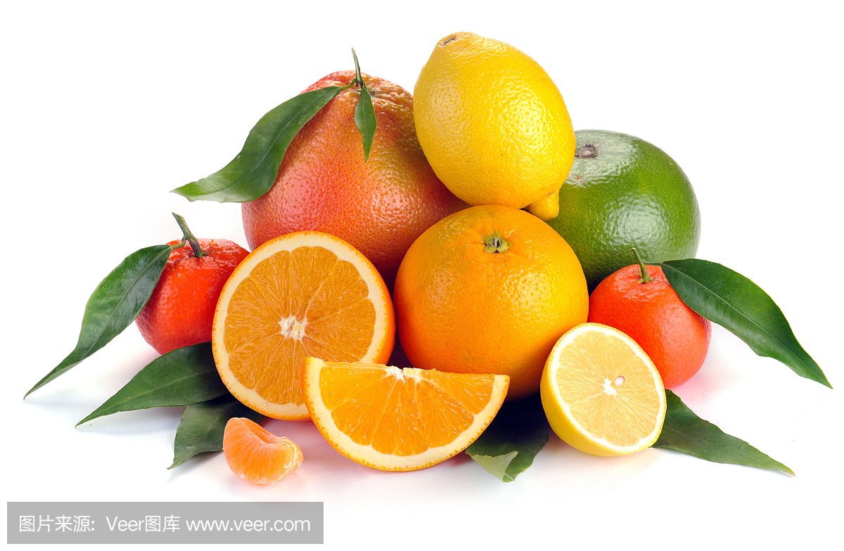 一组带叶子的柑橘类水果